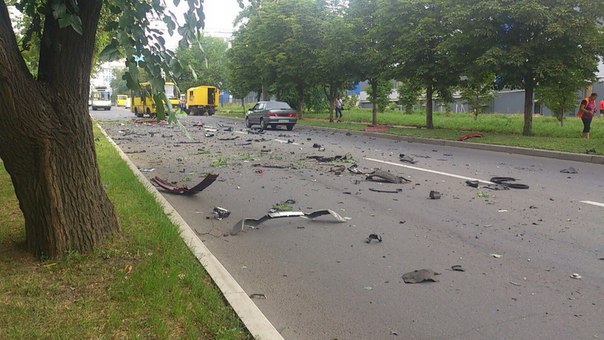 В Донецке подорвалась машина с секретарем Захарченко: жуткие фотографии с места происшествия