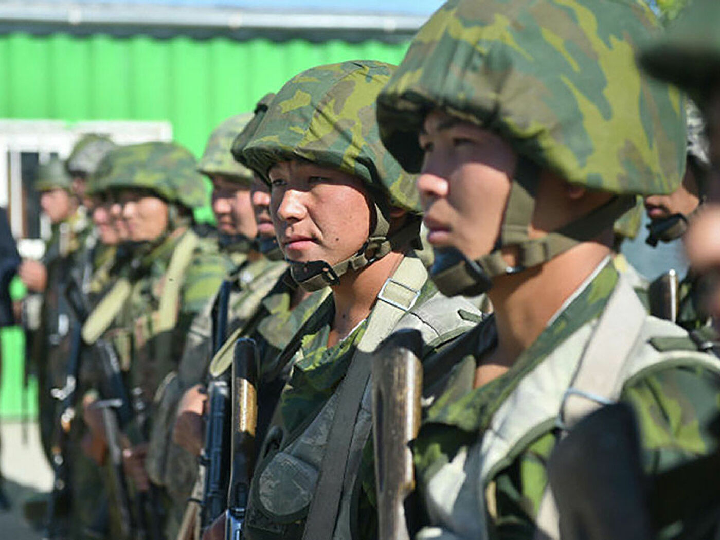 Кыргызстан ввел режим ЧС и перекрывает дороги: число пострадавших в конфликте с Таджикистаном растет