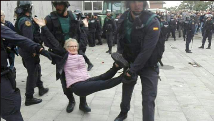 Первые столкновения избирателей с полицией в Испании: опубликованы жуткие кадры людей с окровавленными лицами с референдума в Каталонии