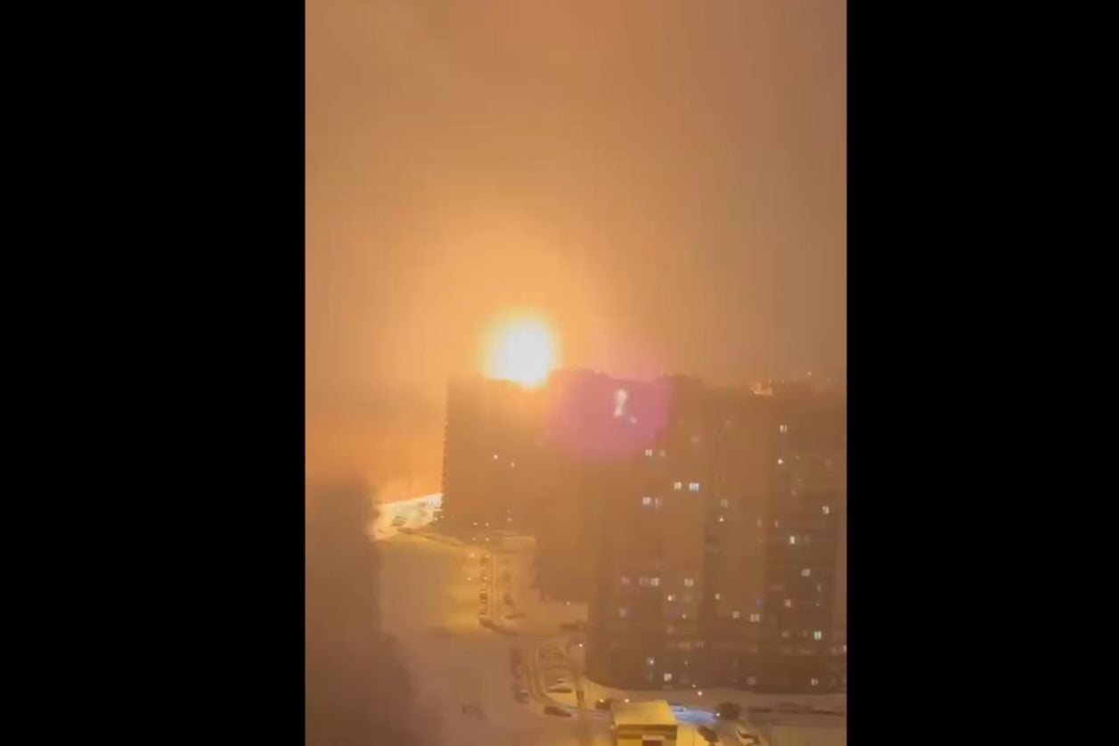 ​Ночная тревога в Воронеже: ПВО РФ сбивала БПЛА прямо над городом, обломки рухнули на дома