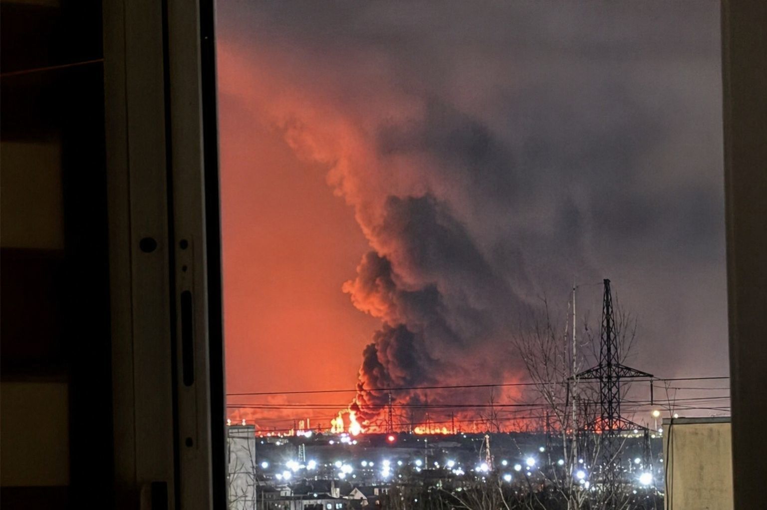 ​НПЗ в Ярославле в огне: дроны поразили один из крупнейших нефтезаводов России