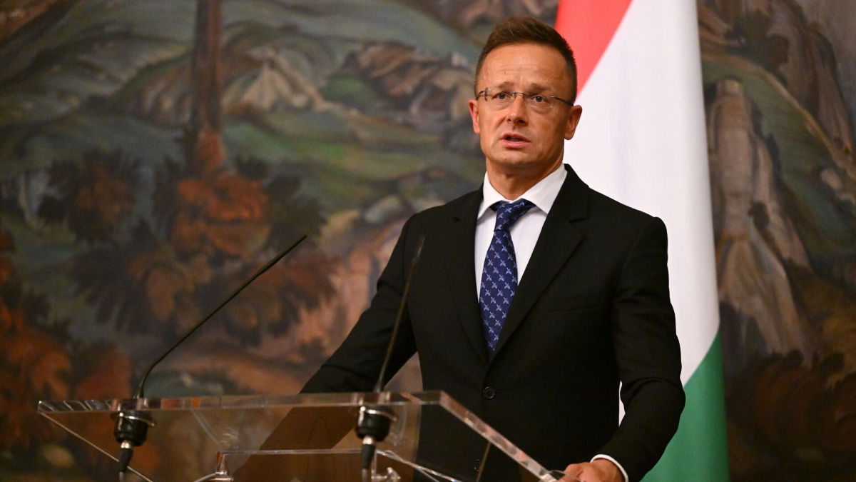 ​Сийярто, ссылаясь исключительно на публикации СМИ, обвинил Украину в "подрыве суверенитета Венгрии"