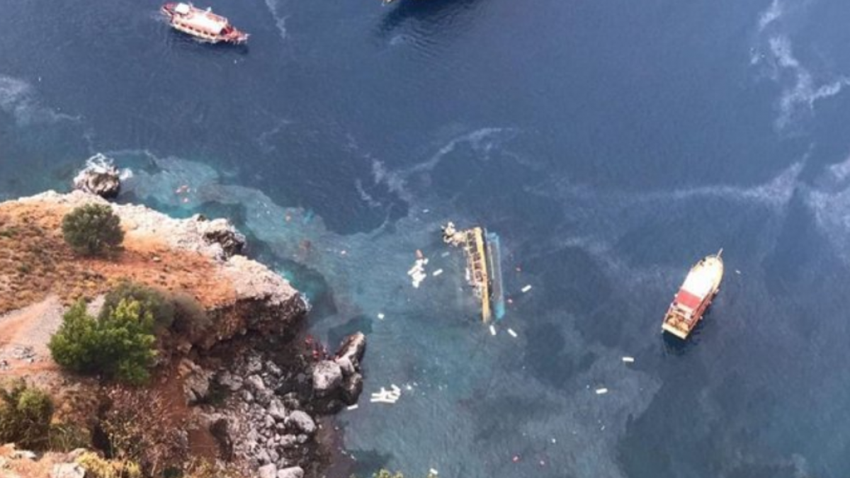 В турецкой Анталии перевернулся корабль с 33 пассажирами – есть погибшие