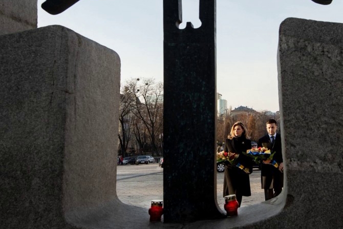 Владимир и Елена Зеленские рано утром и без "массовки" почтили память жертв Голодомора