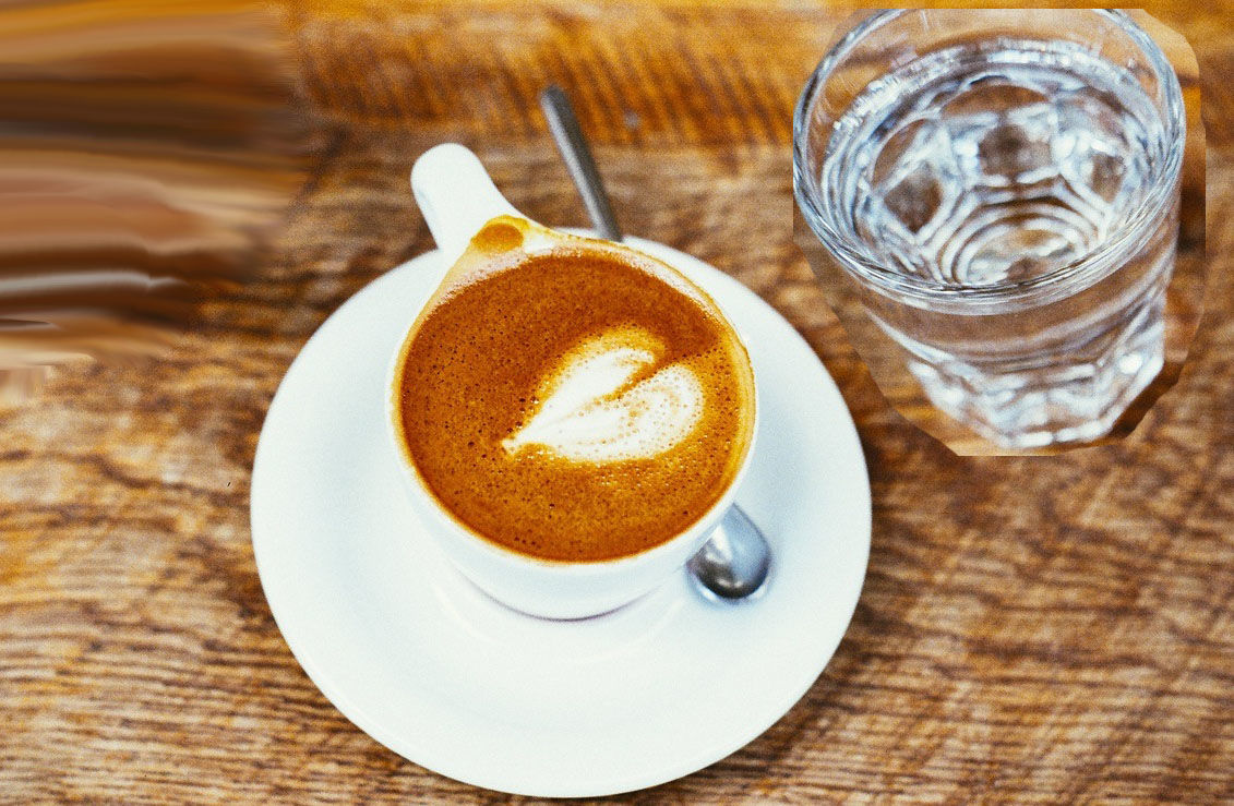 Для чего кофе подают со стаканом воды: почему это важно