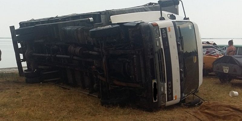 В Херсонской области из-за сильного ветра перевернулся грузовик и "раздавил" женщину, еще двое пострадавших детей находятся в тяжелом состоянии - кадры