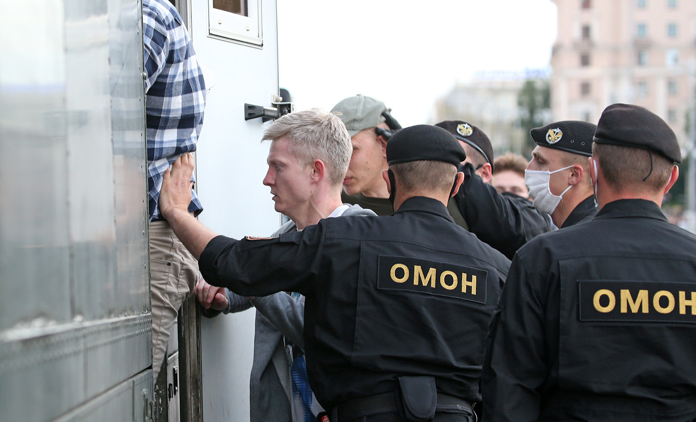 Кадры: начальник гродненского ОМОНа Кравцевич лично хватает протестующих и применяет к ним силу