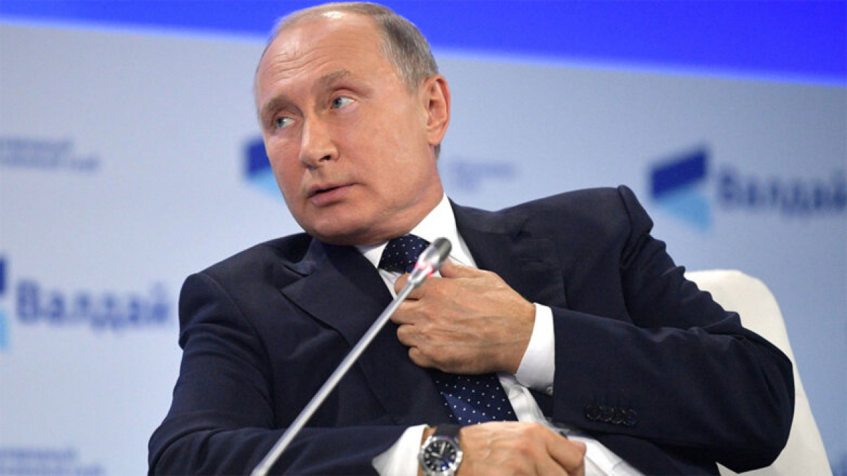 Путина в лоб спросили, когда он собирается уйти в отставку: ответ попал в кадр