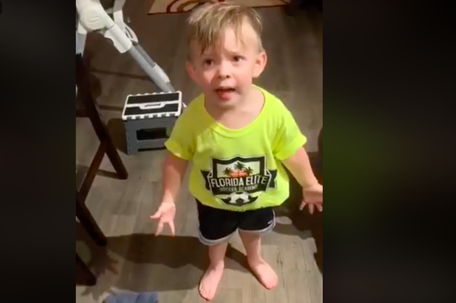 ​Мир умилило видео с реакцией 2-летнего мальчика - мама забыла его поцеловать