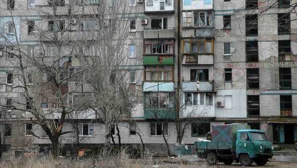 Соцсети: в Донецке снаряд приземлился около железнодорожного вокзала