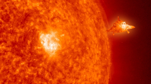 Вблизи Солнца обнаружено гигантское НЛО размером с Землю 
