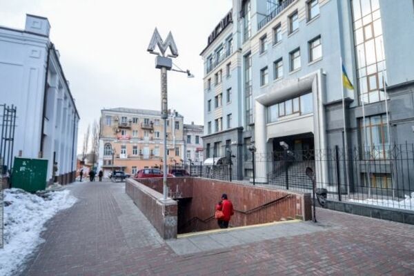 В Киеве конфликт у метро закончился поножовщиной: есть раненый