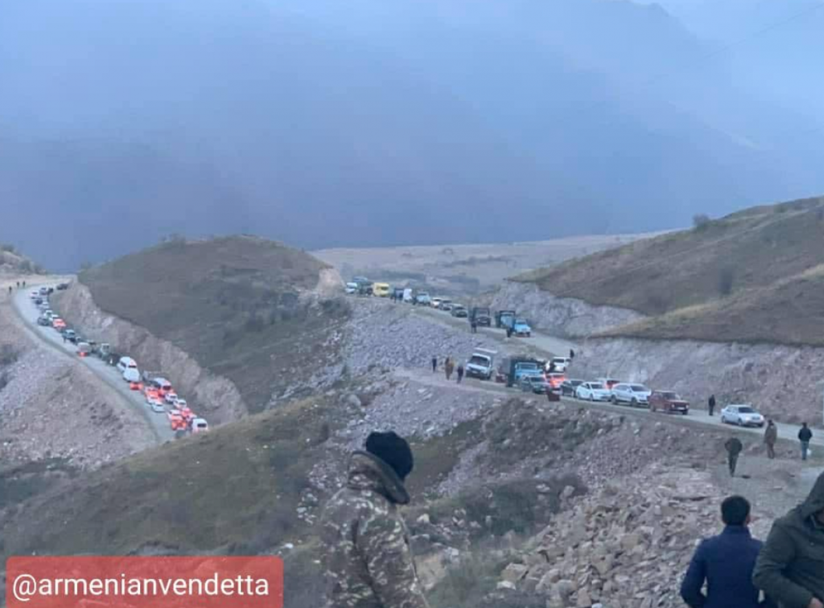 Армяне массово покидают Карабах, на дорогах километровые пробки: сегодня ночью истекает последний срок 