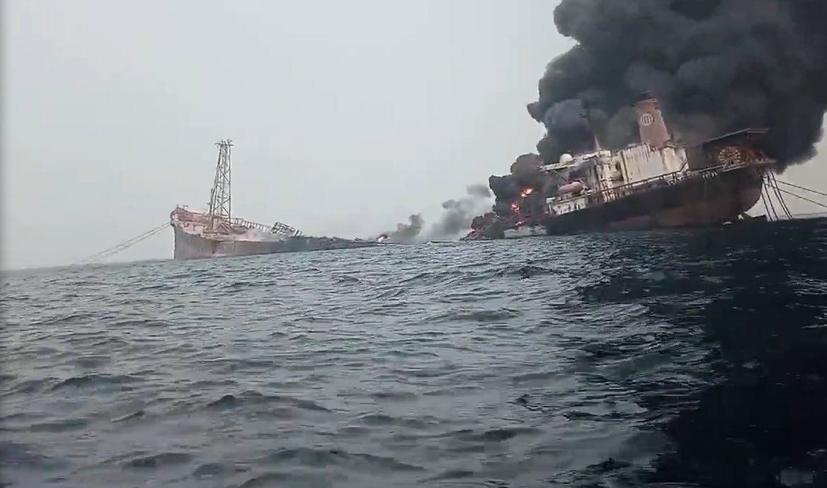 У берегов Нигерии взорвался танкер с нефтью – охваченное огнем судно идет ко дну