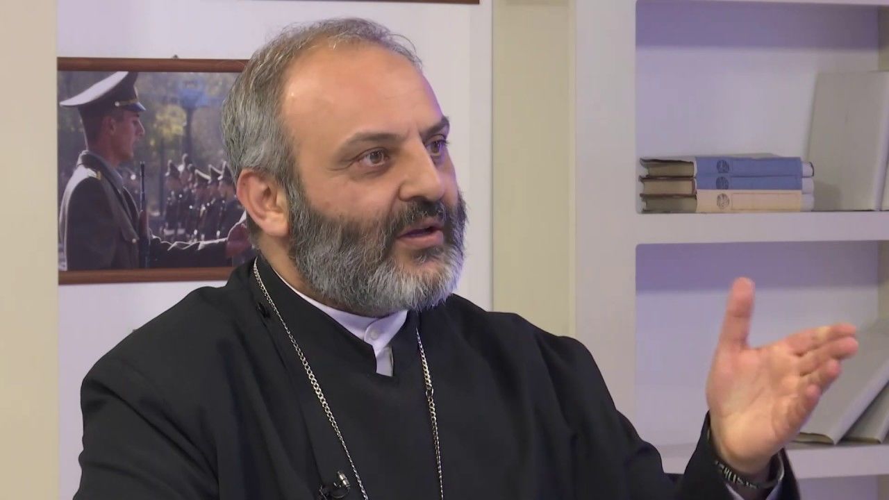 В Армении архиепископ возглавил массовый протест против Пашиняна и выдвинул премьеру ультиматум