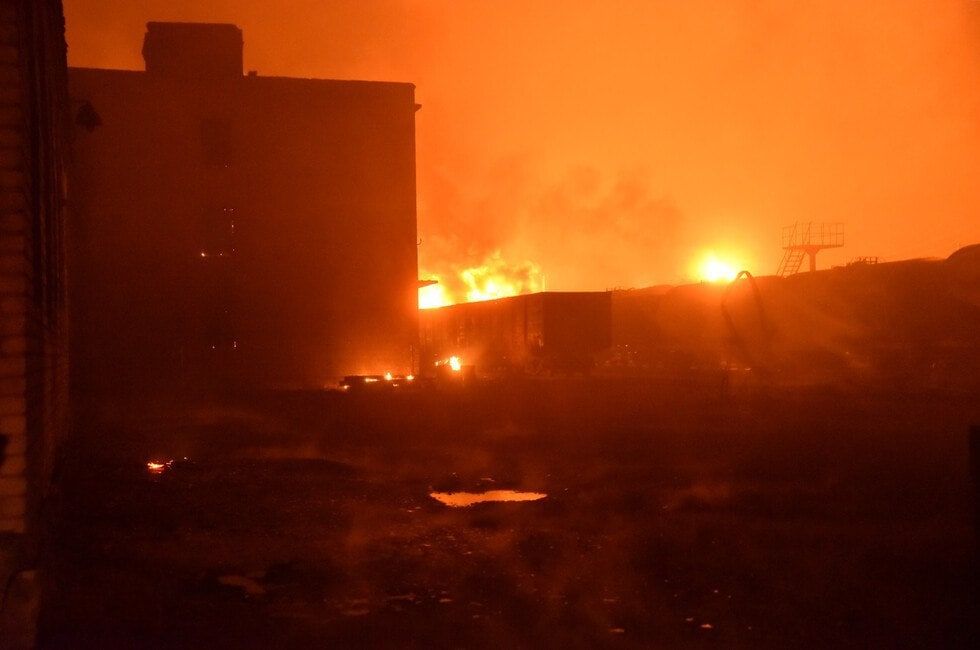 В оккупированном Шахтерске мощный пожар на нефтебазе - видео