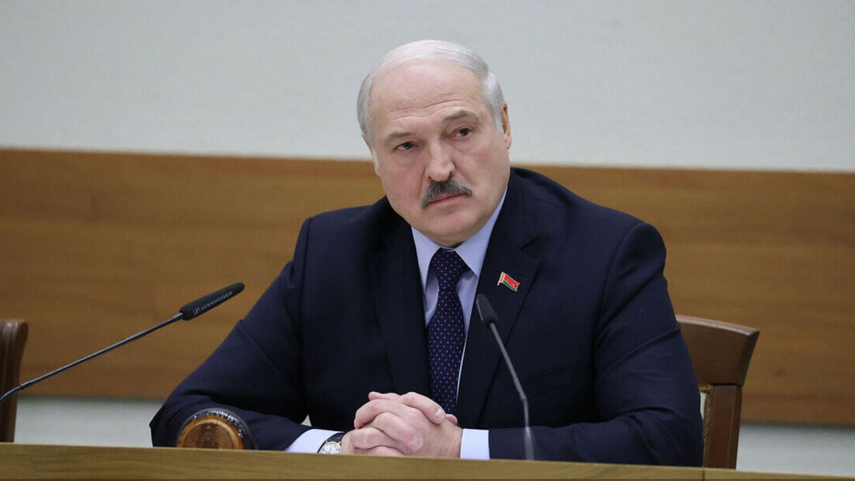 Лукашенко подыграл Путину, рассказав, кто "за неделю может закончить войну в Украине"