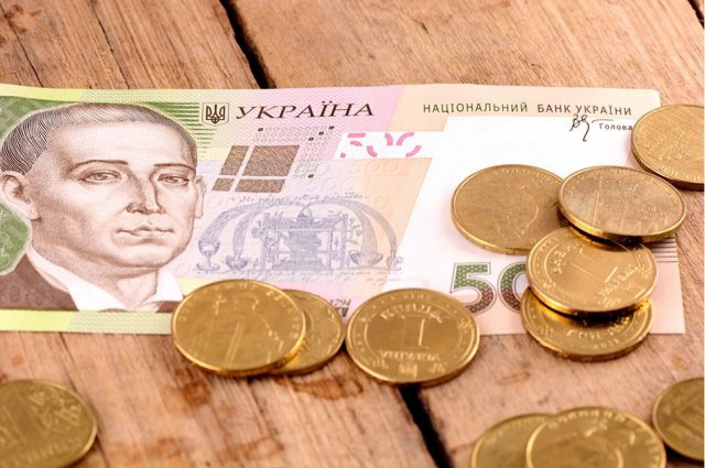 Жители Украины массово тратят свои сбережения на еду и коммунальные услуги