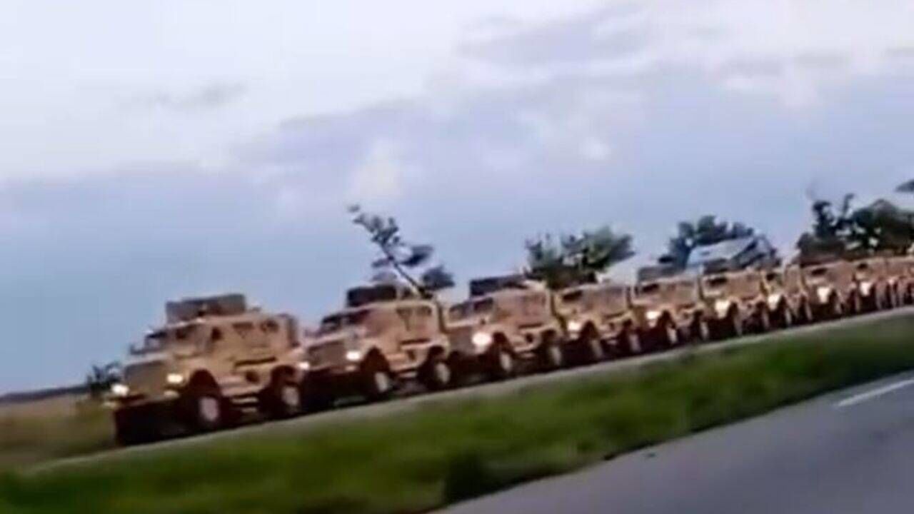 Огромная колонна броневиков Husky TSV, Wolfhound, HMMWV M1152, Oshkosh M-ATV замечена в Украине