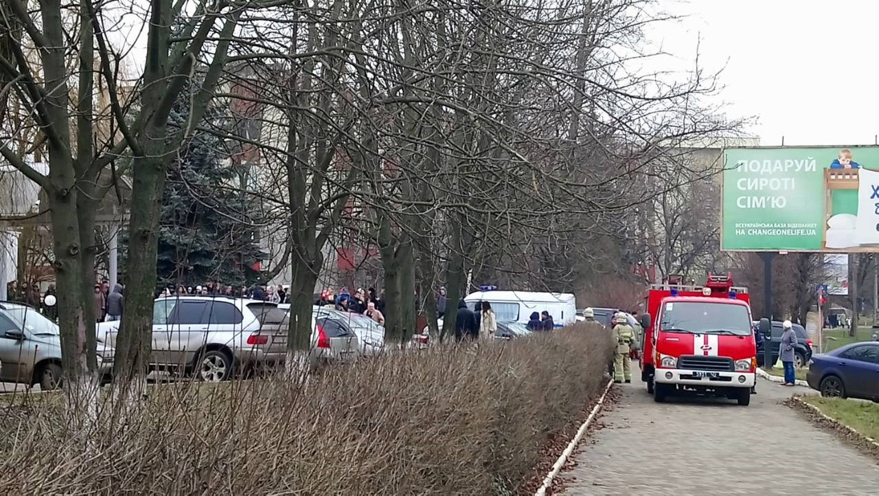 Взрыв в налоговой Черновцов: эвакуированы больше 100 работников, есть пострадавшие - детали события