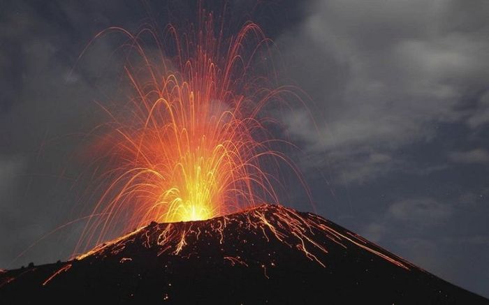 На Камчатке начал активное извержение самый высокий действующий вулкан Евразии