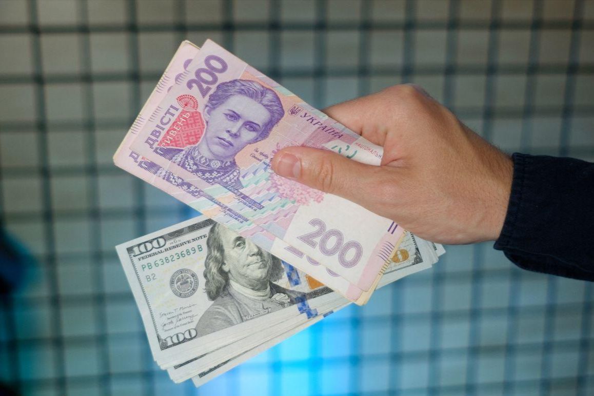 Гривна обвалилась: официальный курс доллара в Украине обновил рекорд