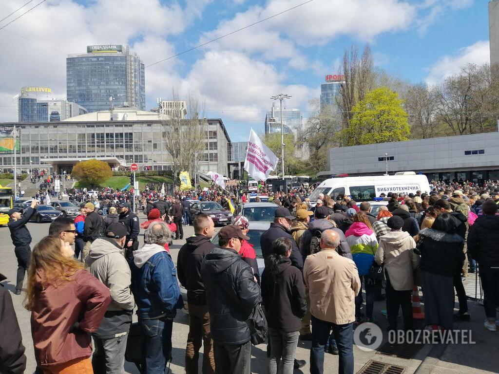 Новые фото с НСК "Олимпийский": вокруг дебатов Порошенко и Зеленского небывалый ажиотаж, столько людей здесь давно не было