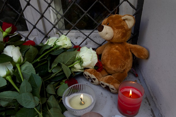 В Москве к посольству Нидерландов несут цветы в связи с крушением «Боинга-777»