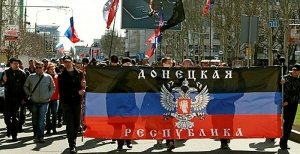 День флага в Донецке: для картинки людей на митинге "дорисовали" в фотошопе