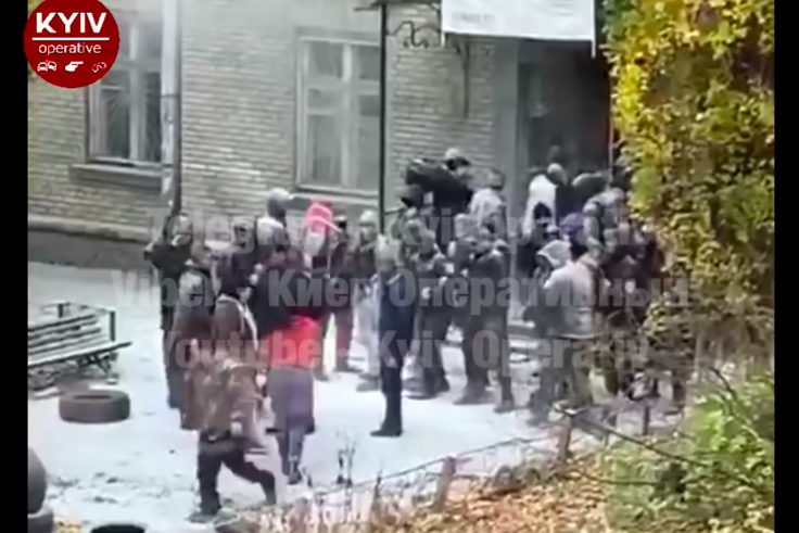 ​Штурм "титушками" общежития в Киеве попал на видео: спецназ вступил в "бой"