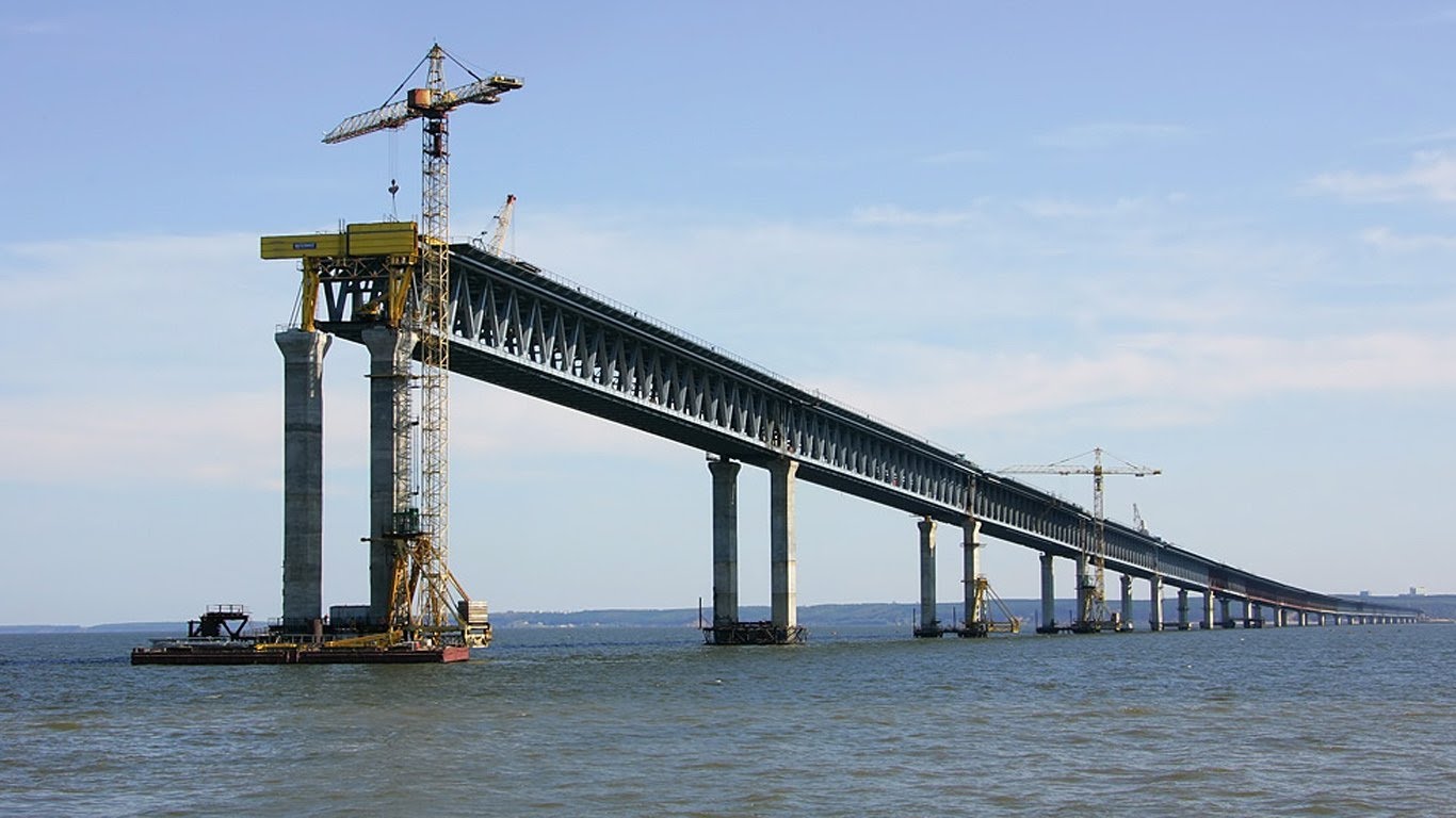 Керченский мост будет частью репараций, которые Россия заплатит Украине за ущерб от оккупации АР Крым, - глава мининфраструктуры Омелян