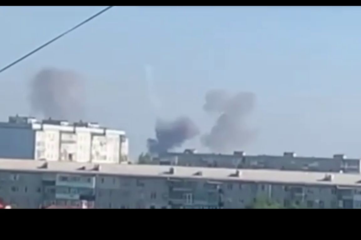 ​В Бердянске утренние прилеты: в районе аэродрома взрывы и много дыма