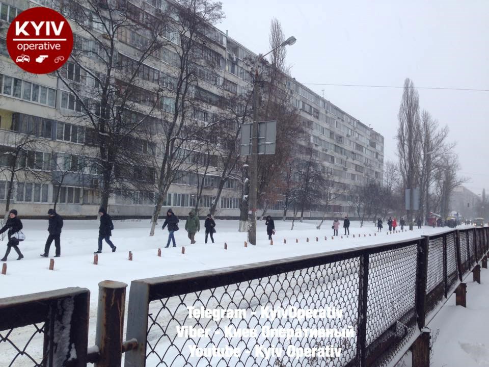 Киев заваливает снегом: из-за пробок люди идут пешком, на въезде в город застряло более 300 фур – соцсети публикуют первые фото