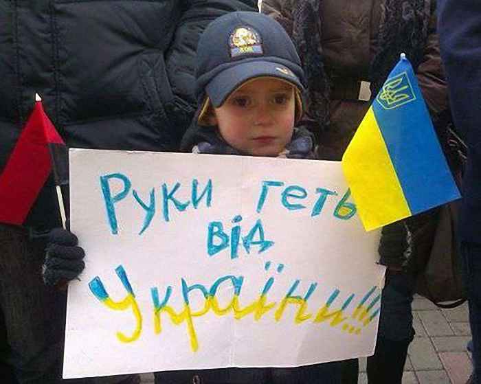 Руки прочь от Украины: митингующих возле посольства РФ в Киеве становится больше