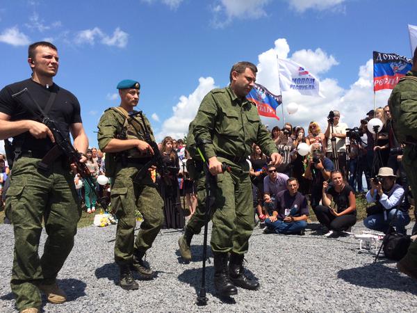 Захарченко в окружении автоматчиков приехал к месту крушения МН17