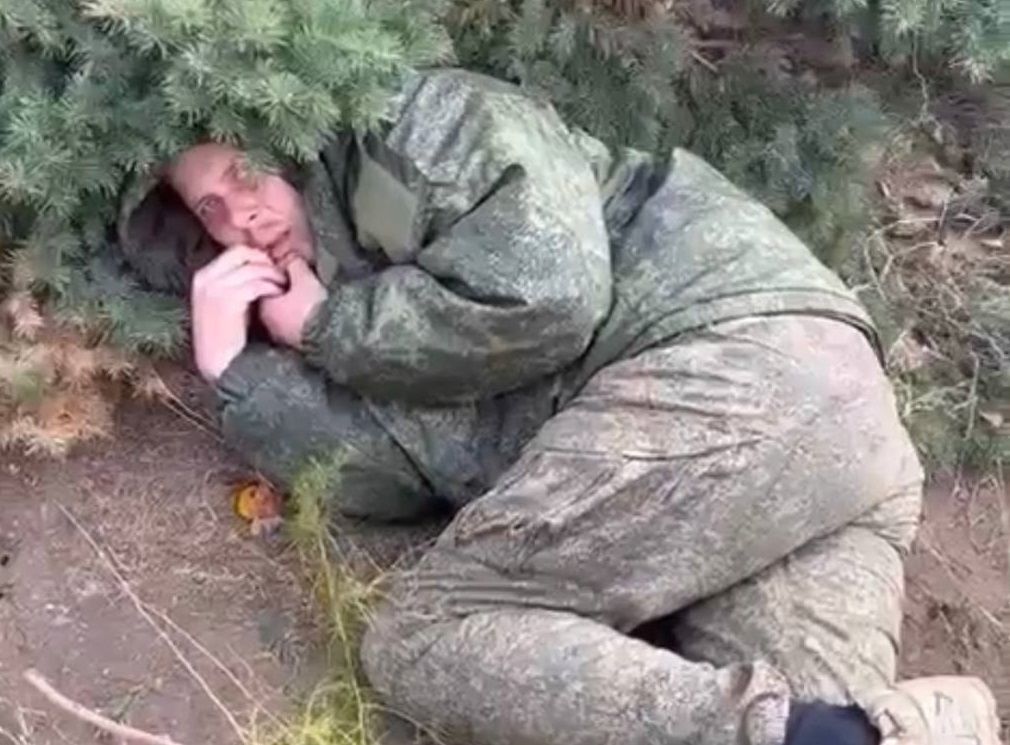 Российские зэки организовали "магазин" наркотиков для ВС РФ прямо на фронте: кадры облетели Интернет