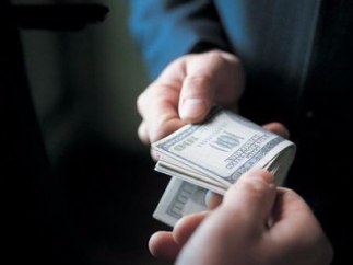 Двое украинских чиновников были пойманы при дележе взятки в 100 тысяч гривен