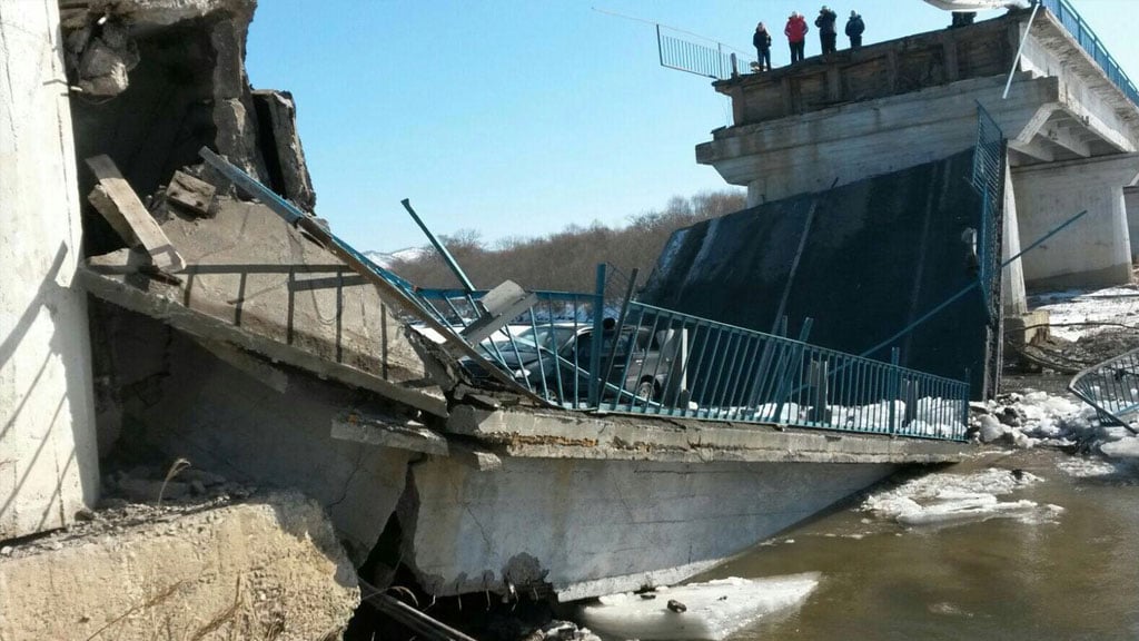 В России рухнул еще один мост - в результате трагедии в Ханты-Мансийске есть погибшие и много раненых