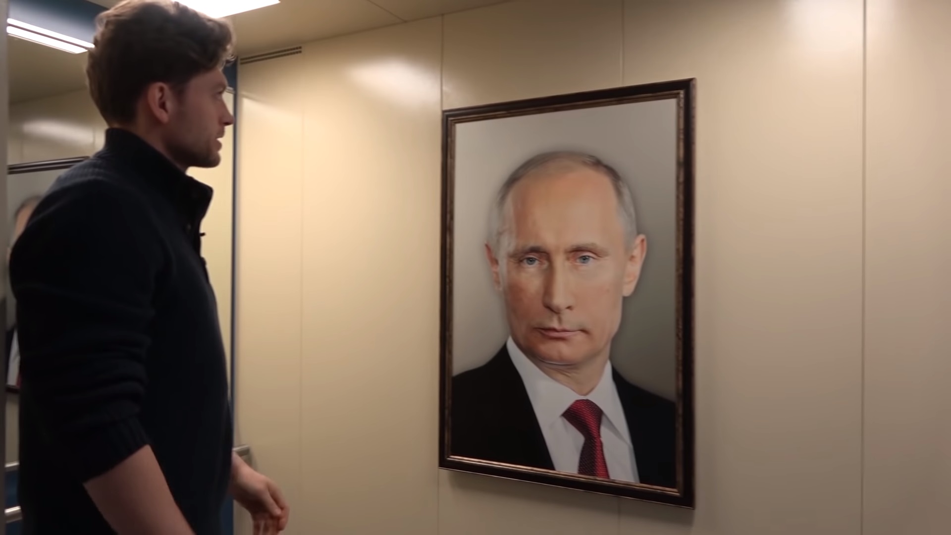 Пранк с портретом Путина в российском лифте: "Это че такое", – реакция людей бесценна