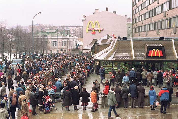 В Москве в знак протеста у закрытого МакДональдса выстроились очереди