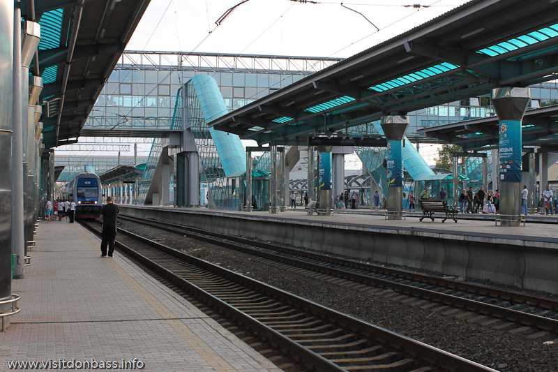 Из-за подрыва мостов поезда через Донецк следуют с опозданием 