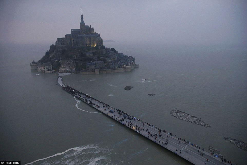 После солнечного затмения во Франции началось ​«наводнение века»
