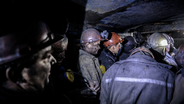 В Макеевке на шахте им. Кирова в результате боев произошло отключение электроэнергии, шахтеры провели ночь под землей