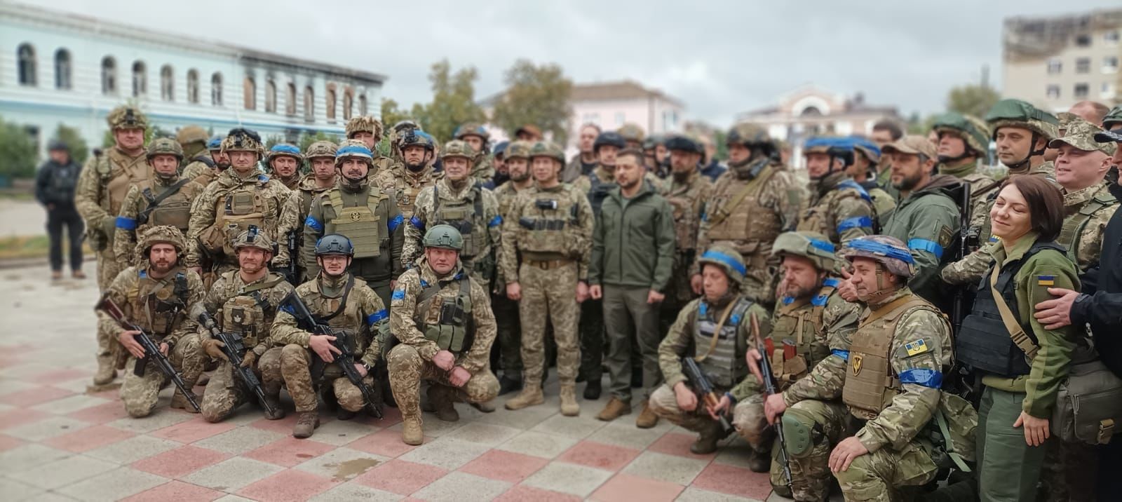 Зеленский приехал в Изюм, подняв Флаг Украины вместе с десантниками: знаковые кадры