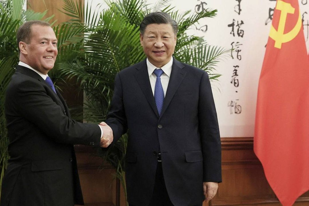 ​"Даже не ясно, в каком качестве", - в визите Медведева в КНР заметили "странность"