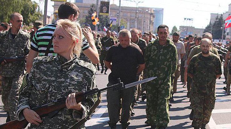 Кремль приказал террористам ДНР провести парад "военнопленных" на День Независимости Украины 