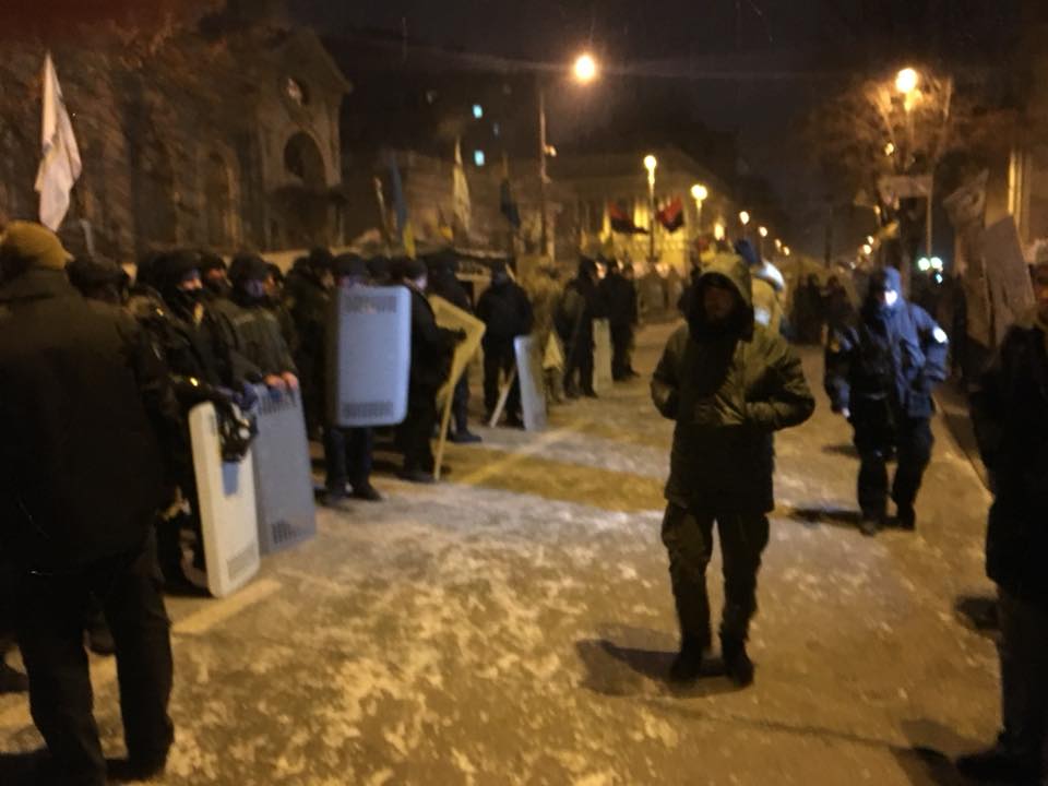 В Киеве пролилась первая кровь: сторонники Саакашвили отбили штурм палаточного городка - кадры