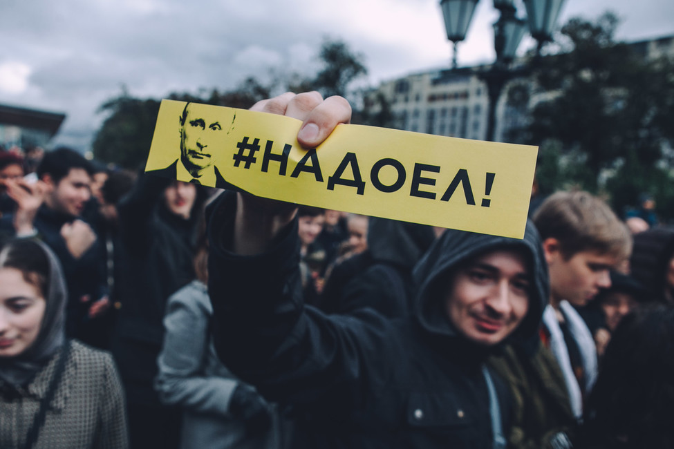 Неужели Майдан? В Москве сторонники оппозиции собираются ночевать на Манежной площади 