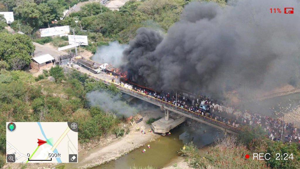 В голодающую Венесуэлу прорвались грузовики с продовольствием, но ценный груз сожгли по приказу Мадуро – кадры
