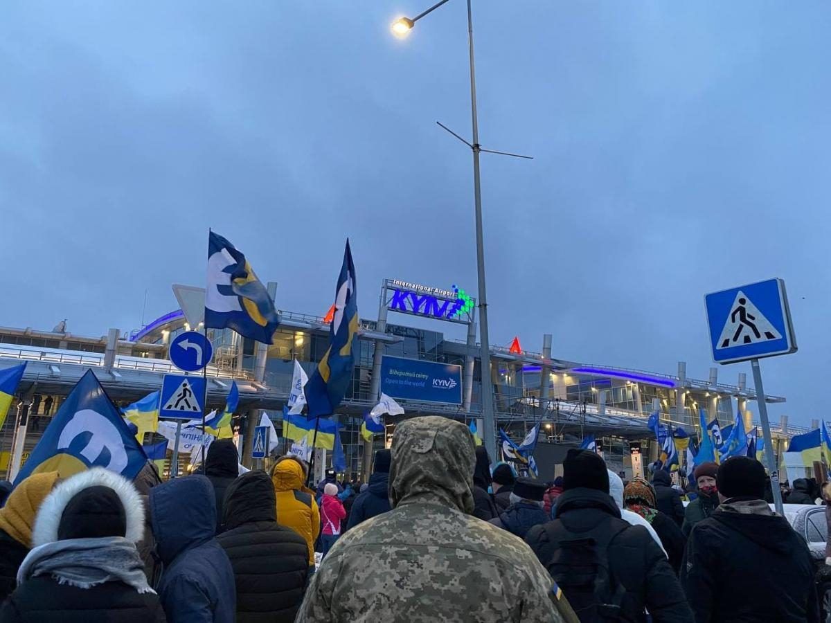 Сторонники Порошенко и бойцы Нацгвардии: как в аэропорту Киева встречают экс-президента